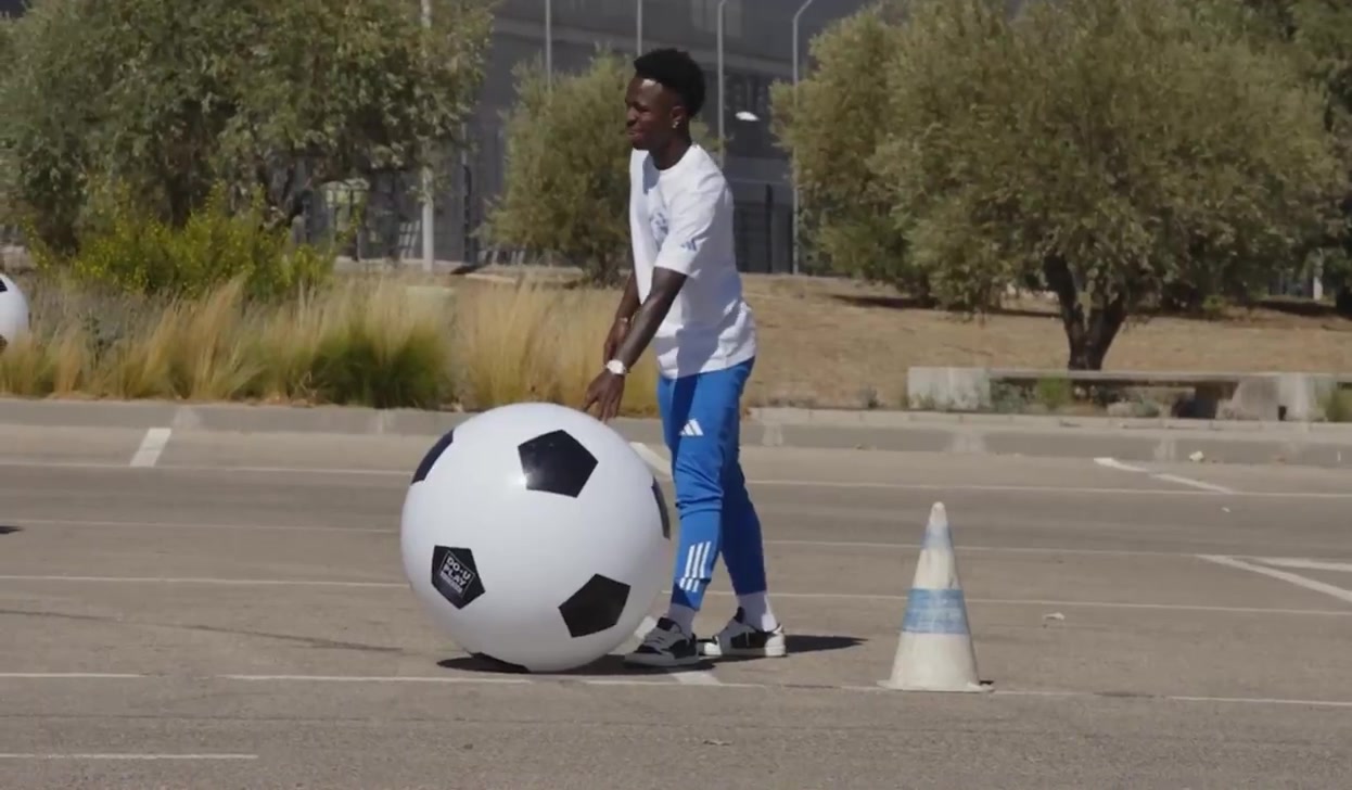 太会玩了皇马球员开着宝马踢足球这脚世界波你给几分