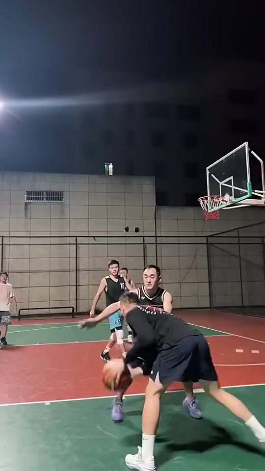 假如你有大哥这手翻身跳投能否称霸你们学校的球场