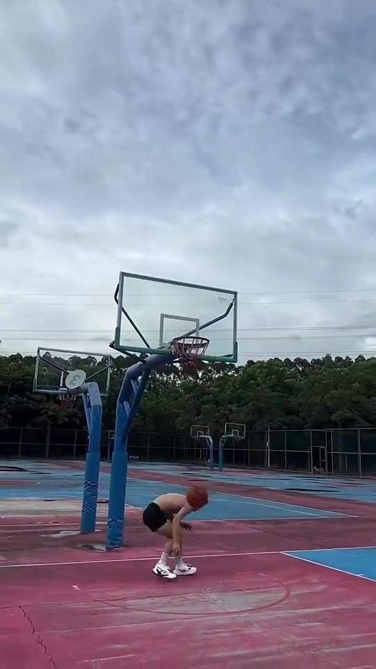 卧槽炸裂啊在野球场能这样扣篮都是民间超级大神吧