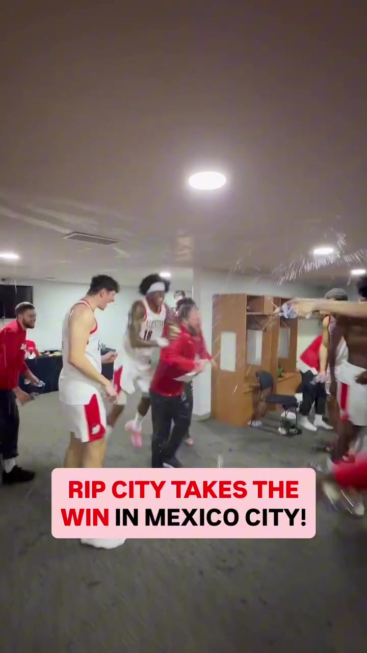 混音黑七成功赛后队员们给主教练疯狂泼水小杨也泼了两次