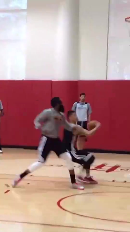 帅林书豪此前与哈登单挑一个假动作晃开哈登翻身跳投命中