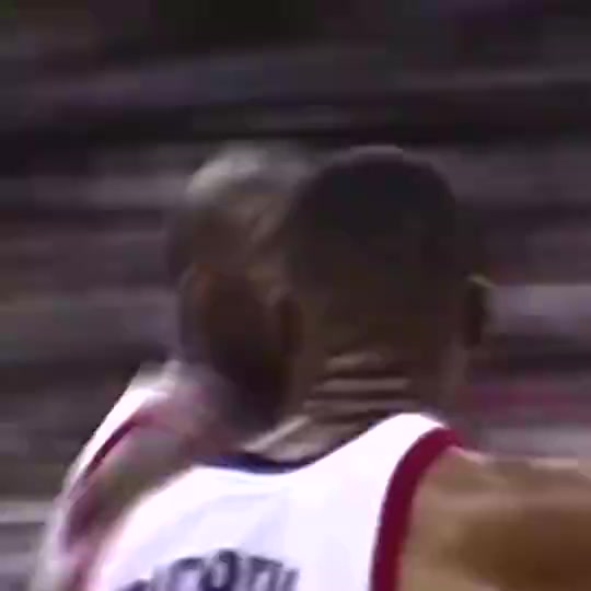 FIBA赛场上的奥尼尔也是无敌般的存在啊谁敢挡在他前面