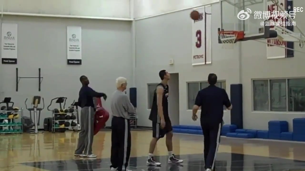 篮网时期的寸头易建联在教练组指导下训练篮下技术