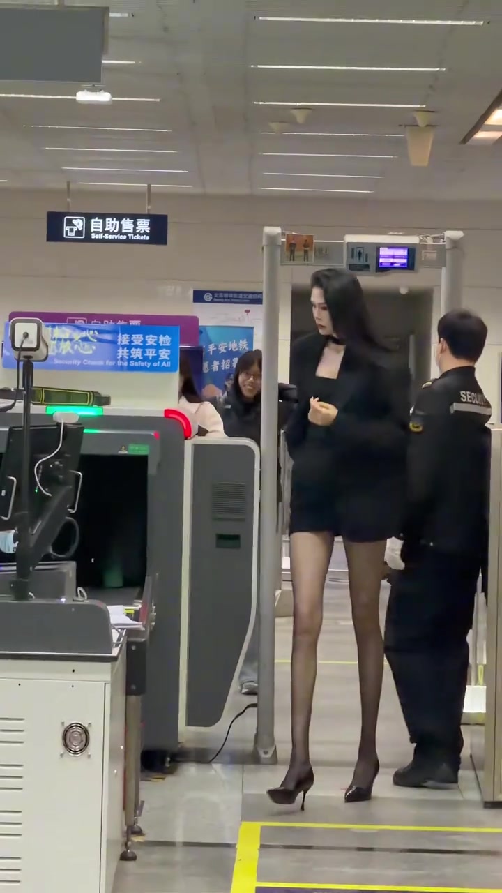 许诺秀黑丝长腿并配文有没身高196坐地铁不磕头的方法