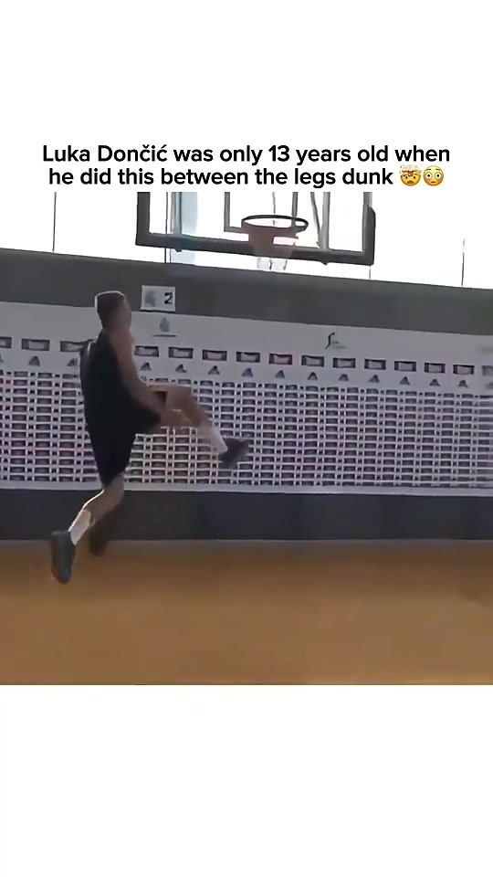 那时还很瘦东契奇在13岁时还能胯下换手暴扣现在估计难了