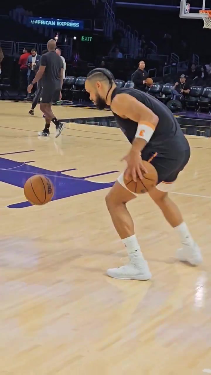 狄龙赛前运双球训练这基本功如何