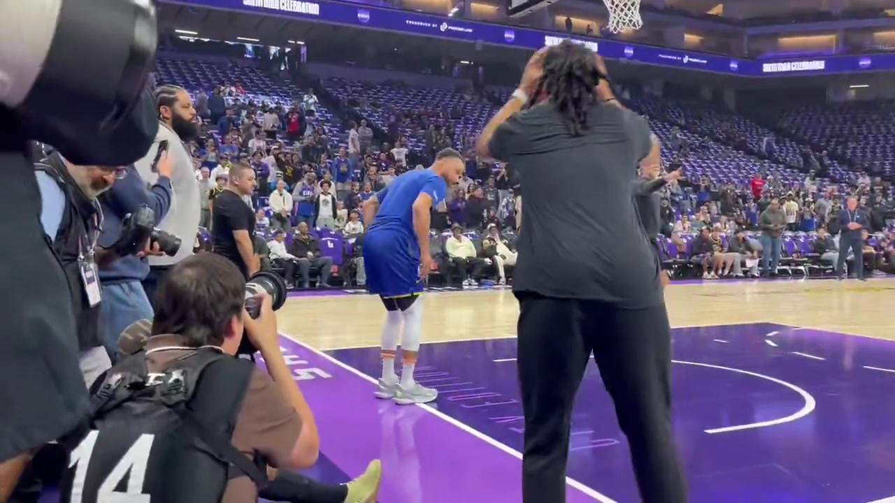 库里赛前热身秀了一记单臂暴扣膝盖看上去是完全没事了