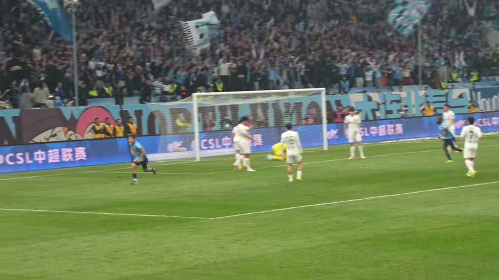 刘浩帆被轻松晃过换个角度看看毛伟杰精彩进球