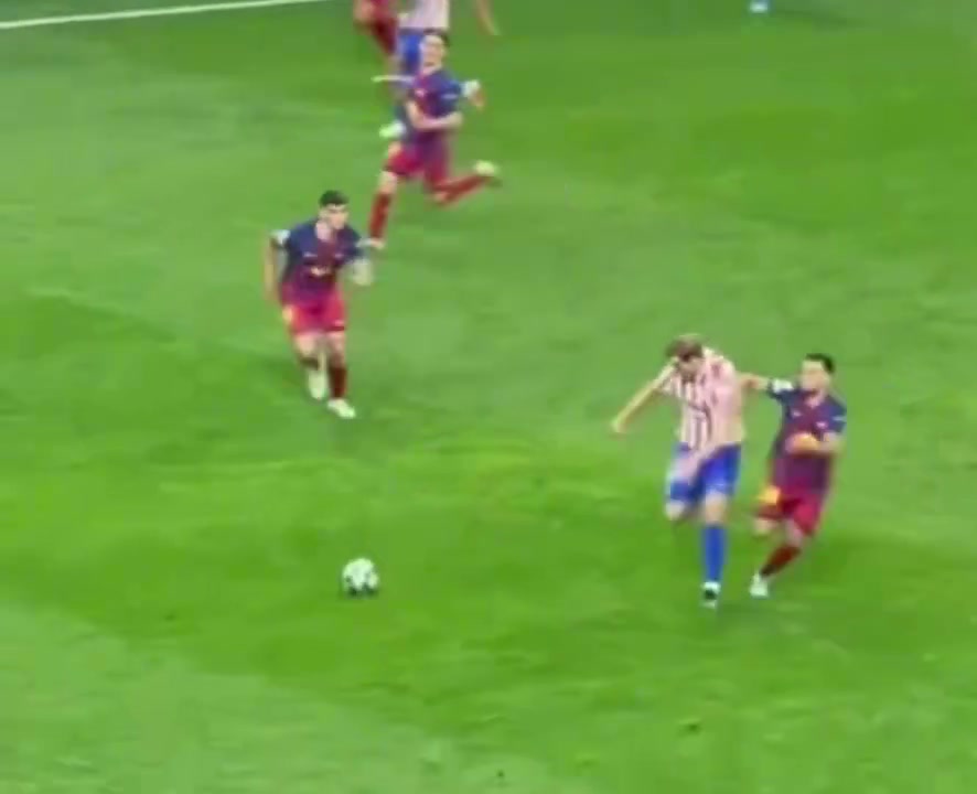 巴萨博主很明显索尔洛特是自己绊倒了自己这根本不是犯规