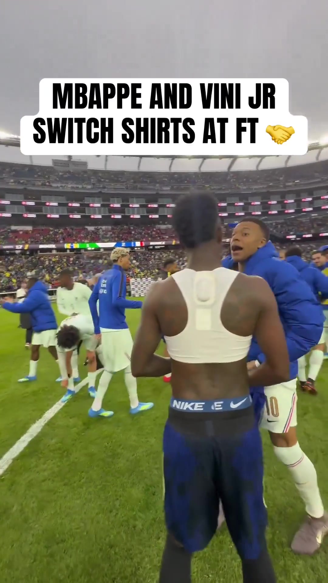 你俩同季节吗姆巴佩和维尼修斯闲聊时一个穿羽绒服一个光膀子