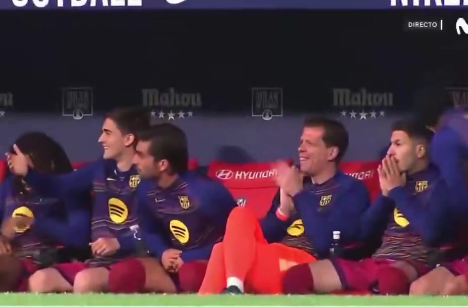 看乐了当冈萨雷斯试图用手接球时巴萨替补席的反应