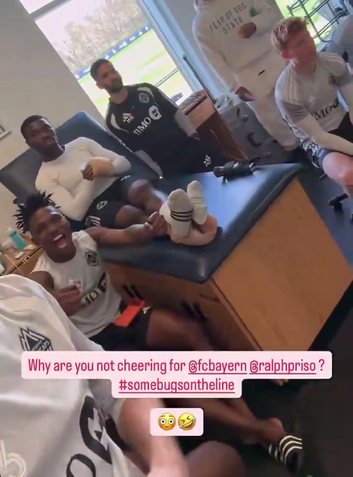 还得是你穆勒带着温哥华白浪队友看欧冠比赛为拜仁加油