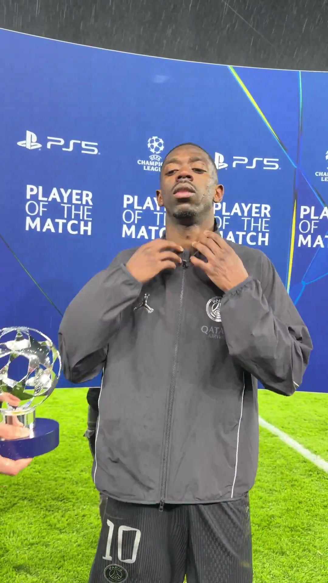 领取MVP奖杯登贝莱当