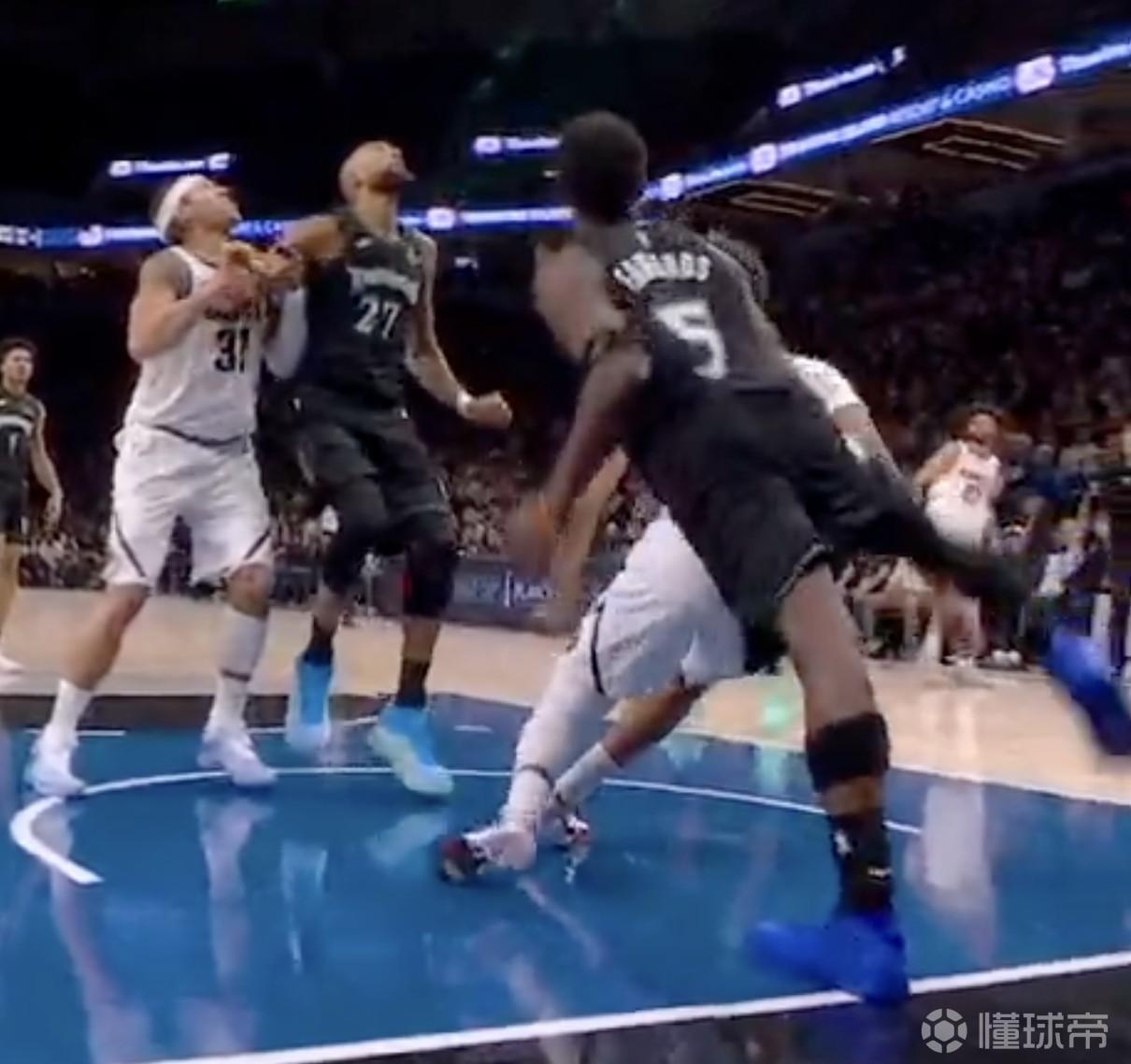 爱德华兹回防时落地左膝过度伸展，已返回更衣室