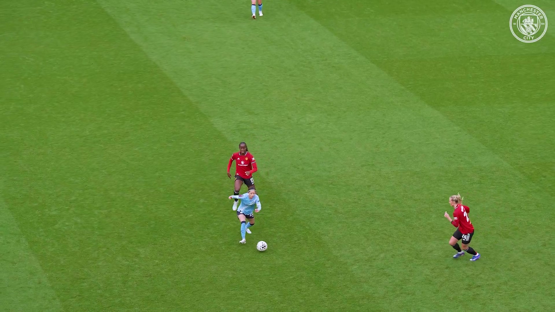 曼城官推怒赞一招戏耍两名曼联女足球员长谷川唯的艺术