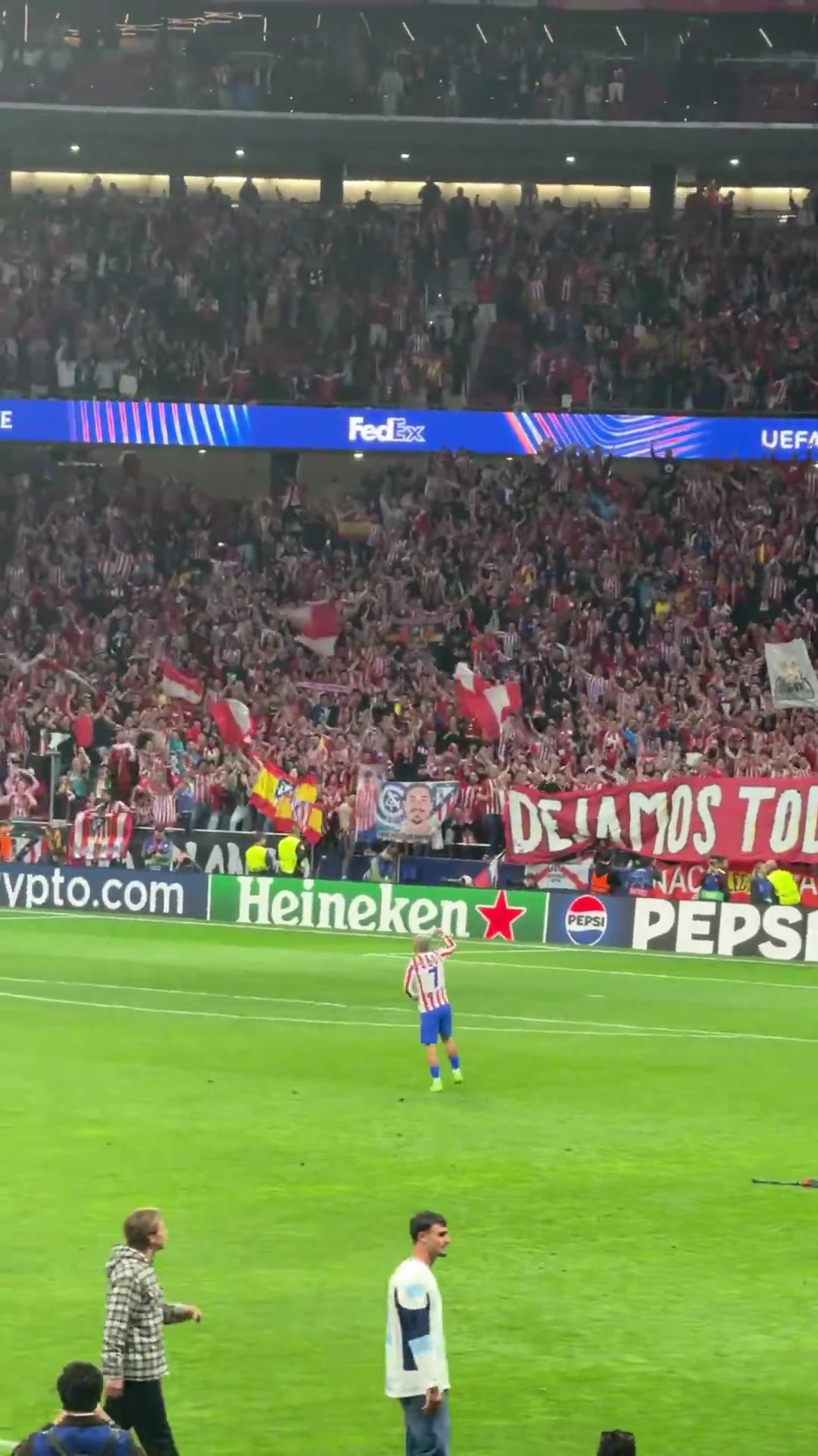 格里兹曼赛后激情庆祝马竞主场红白海洋沸腾