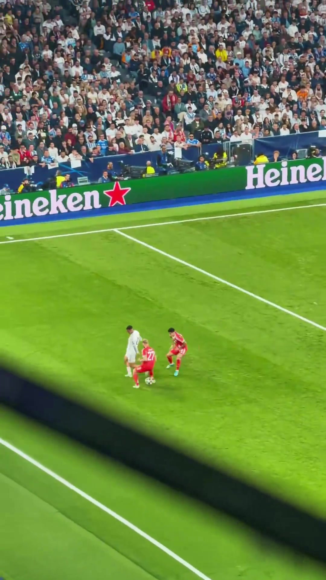 现场实拍维尼修斯错失大单刀场边的美女球迷惊呆了