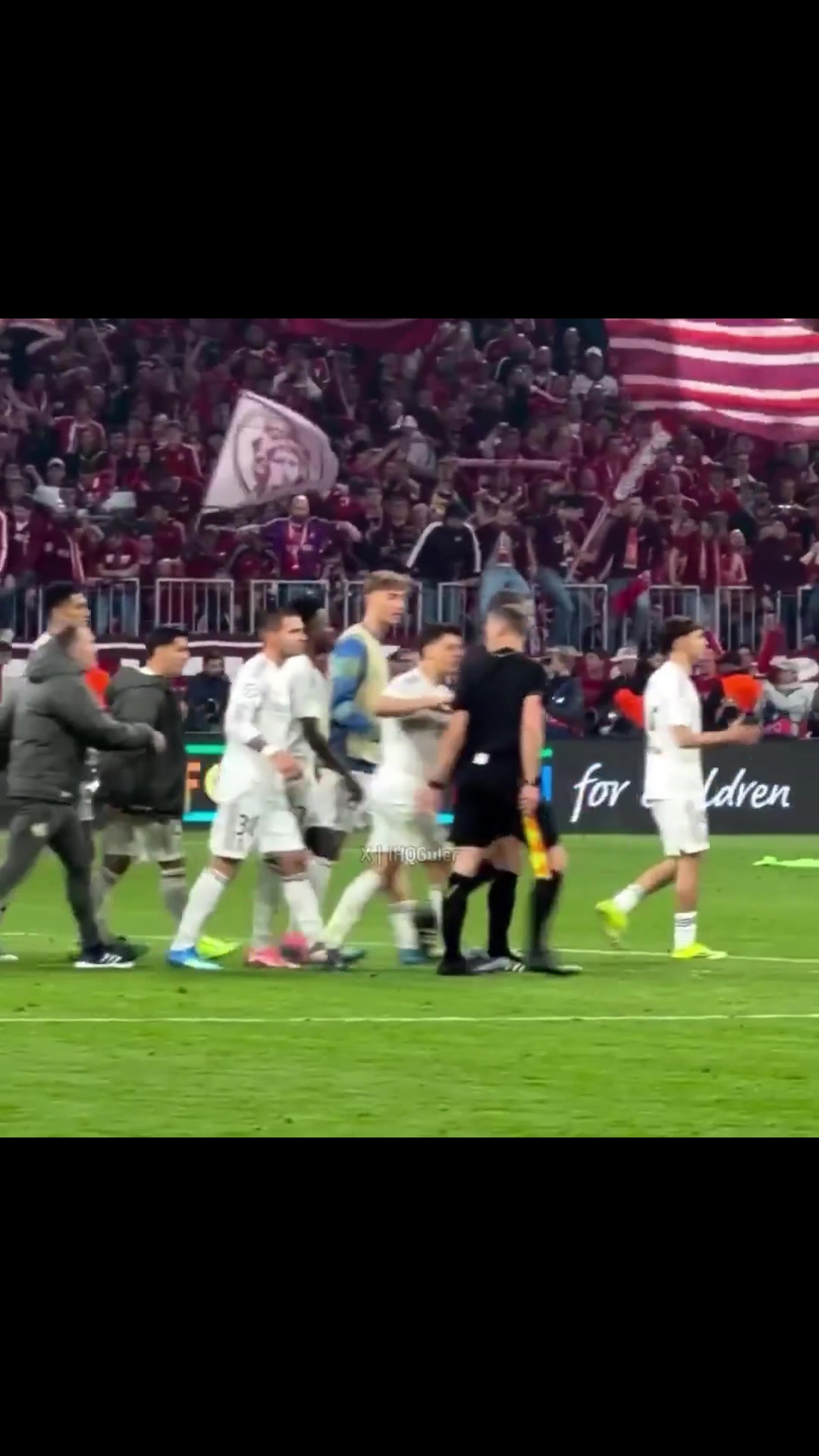 愤怒球迷实拍赛后皇马球员追着裁判要说法一直到球员通道