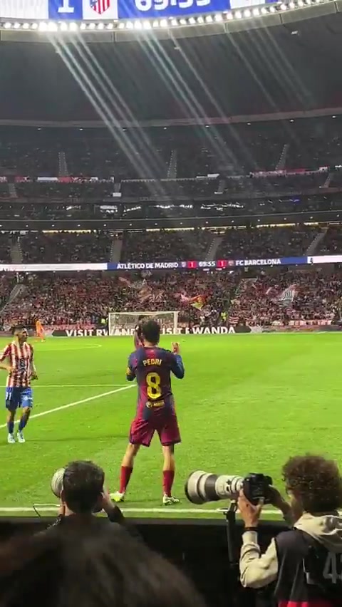 太逗了佩德里把场边摄影师的光头误认为足球全网笑翻