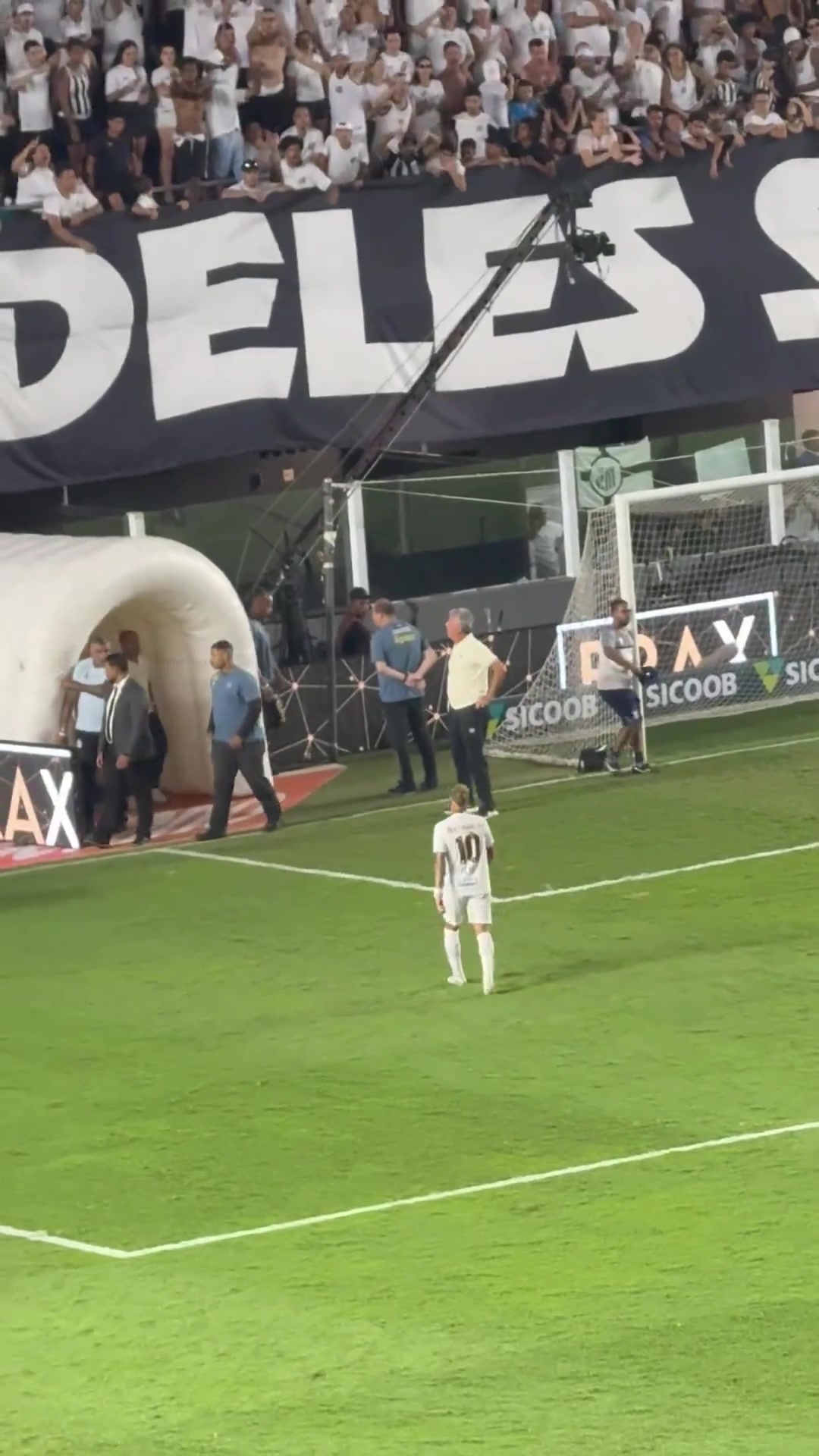 内马尔赛后离场时捂住