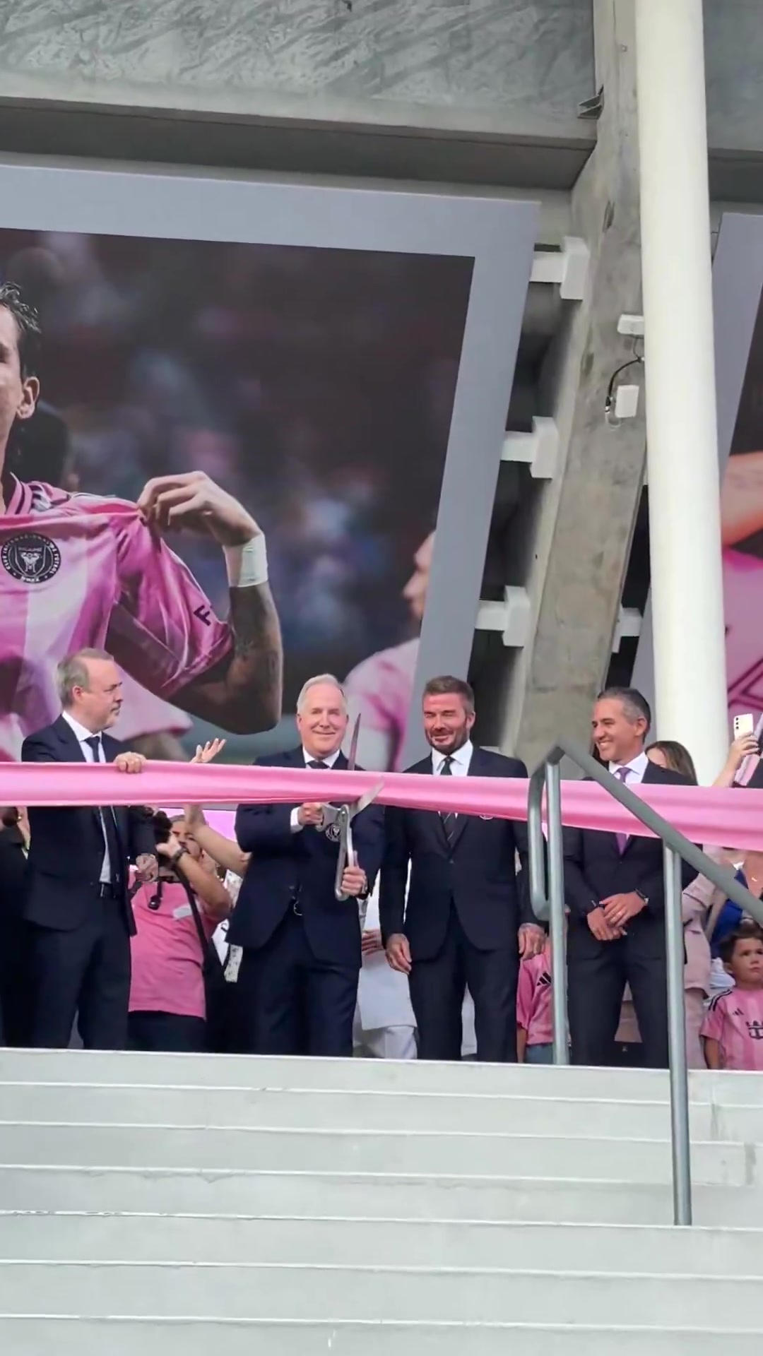 迈阿密国际总经理马斯兄弟与贝克汉姆一起剪彩宣布新球场开幕