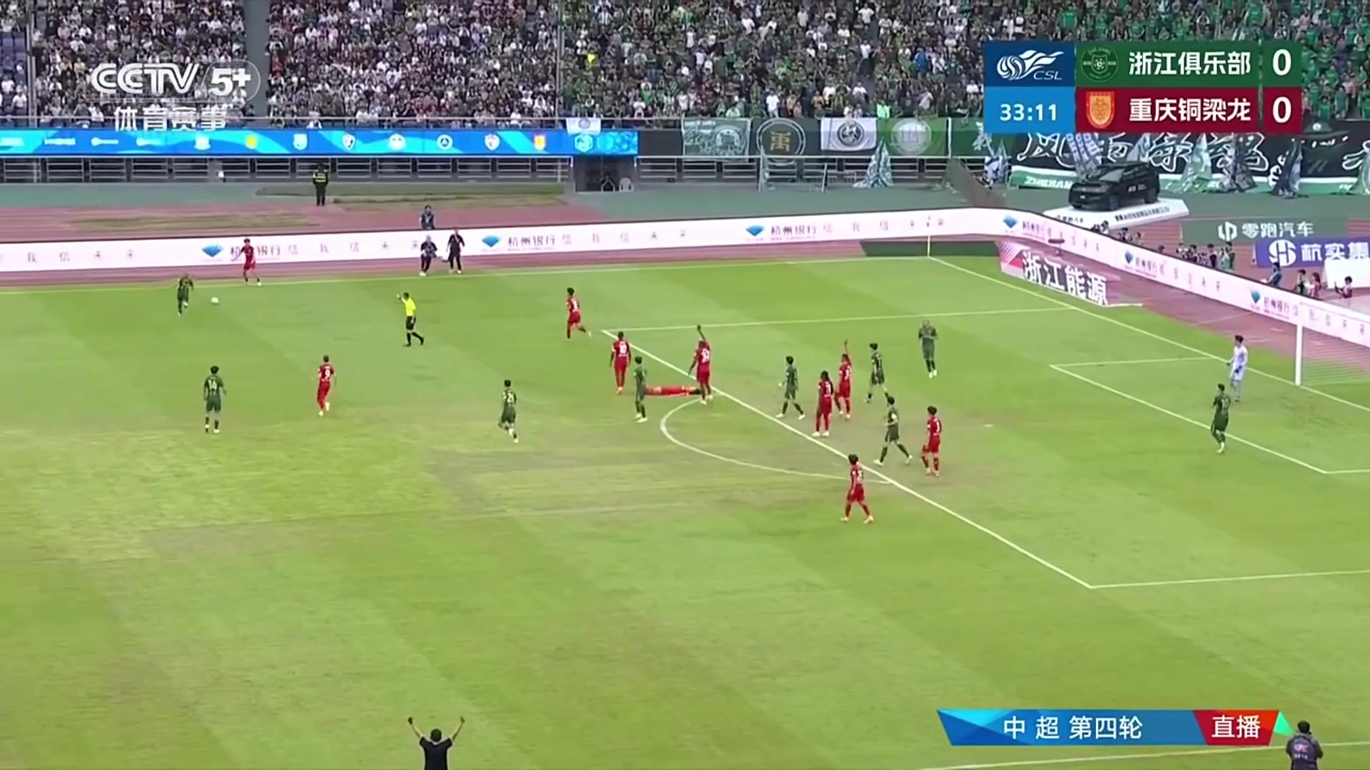 业余央视解说球员直挺挺倒地一动不动主裁没有吹停比赛