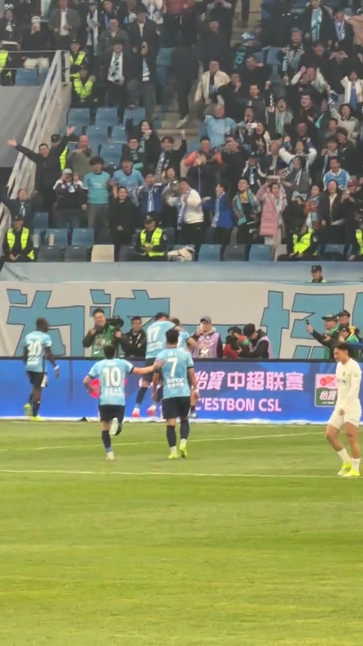 毛伟杰进球后现场的大连球迷我X太牛逼了