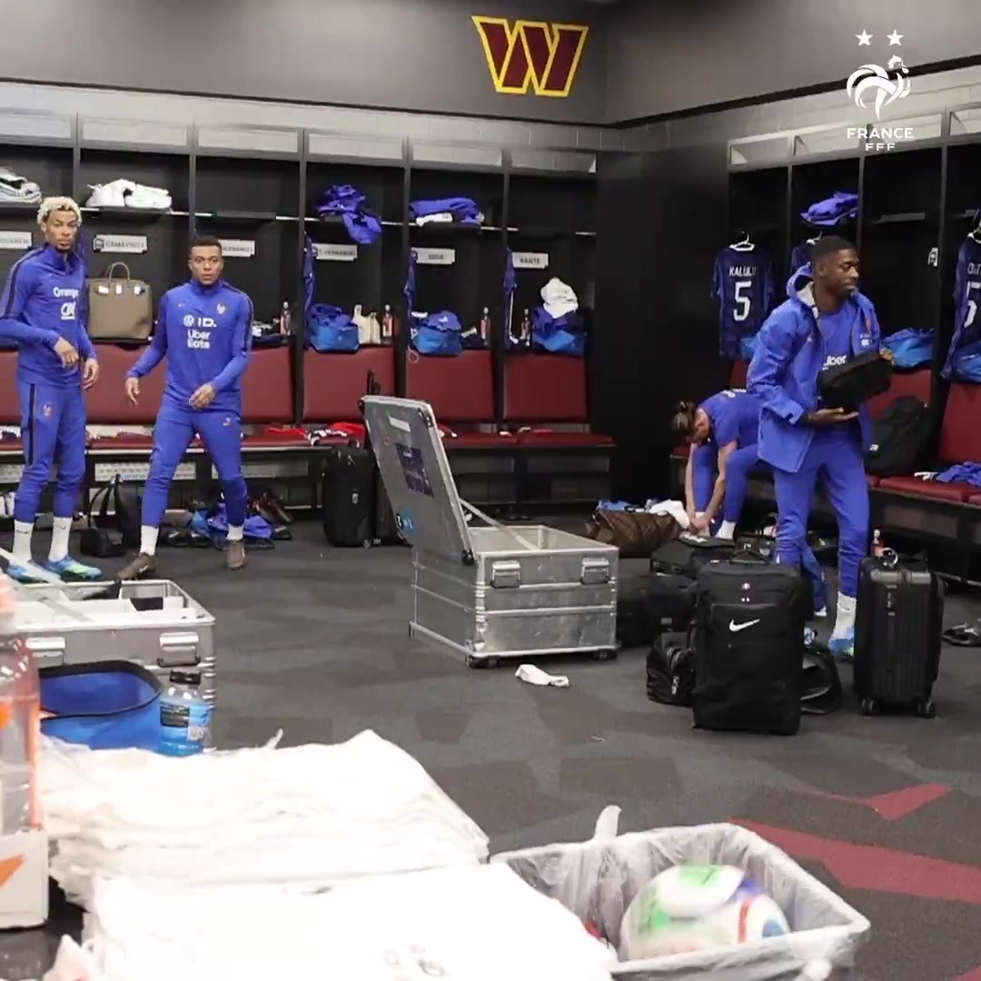 姆巴佩在法国队更衣室投篮命中这笑声太魔性了