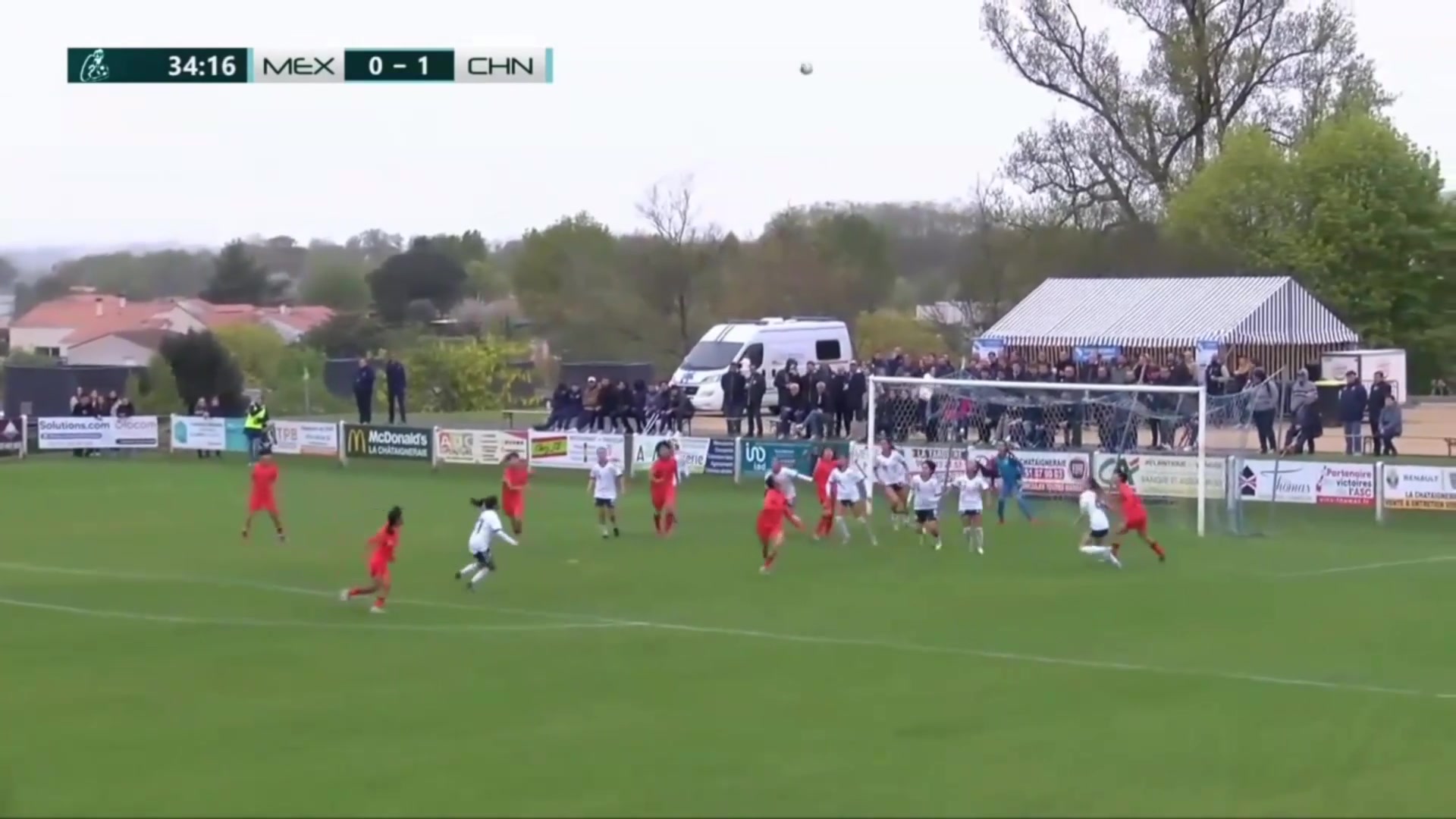 中国女足U16少打一人吴逸羲倒钩射门危险动作被直红罚下