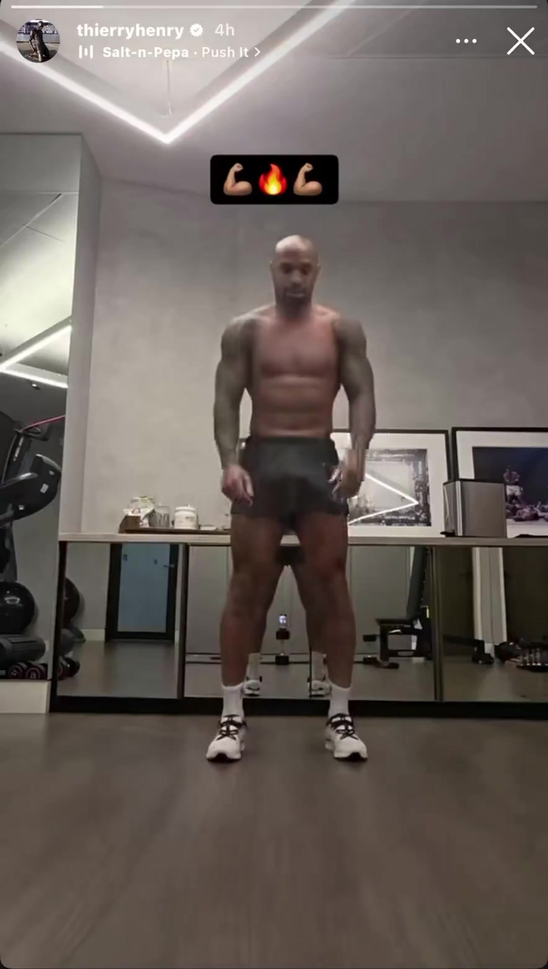 48岁亨利晒健身日常退役多年依然保持教科书级完美身材