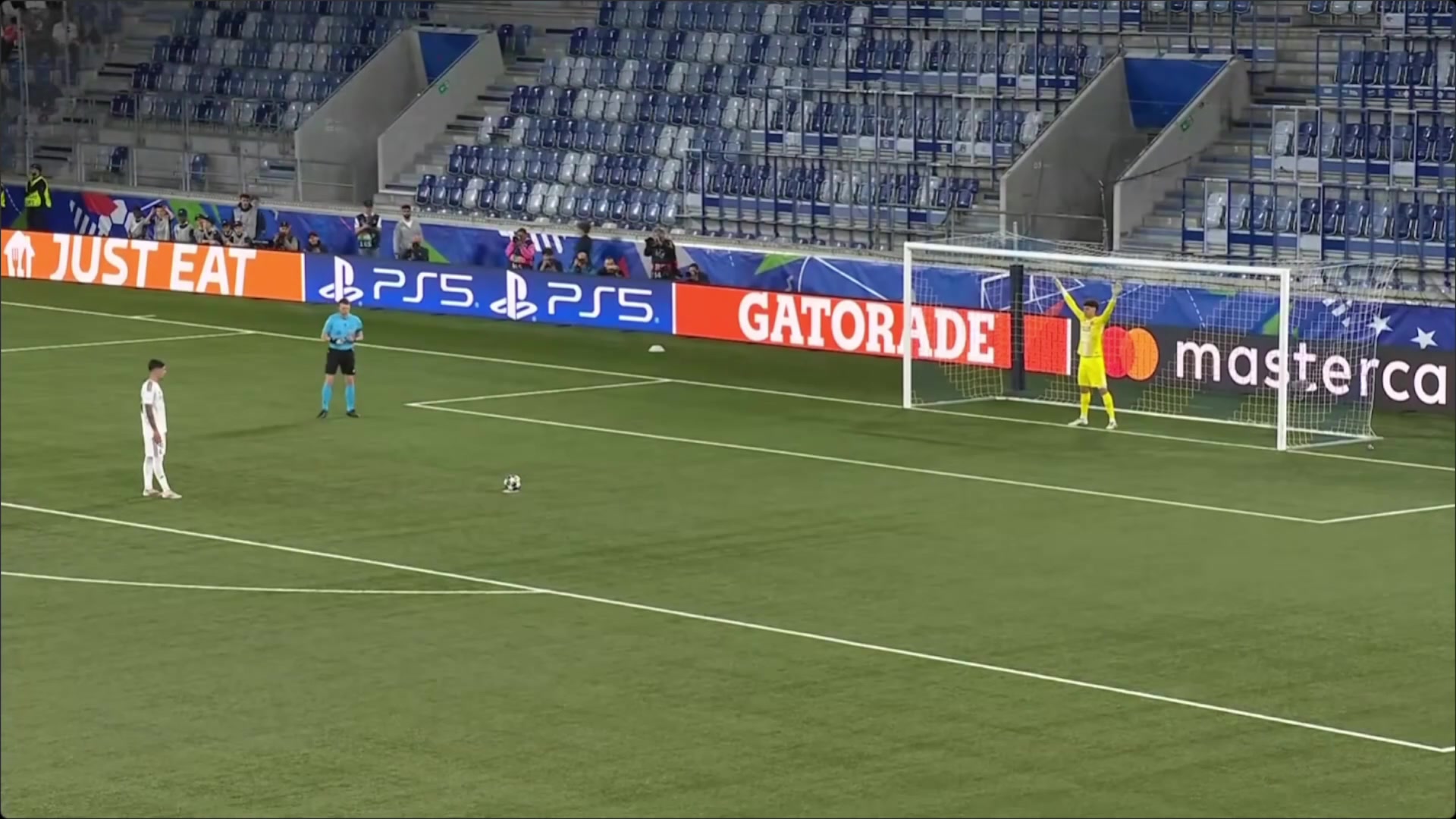 神了纳瓦罗3扑点青年欧冠皇马点球5-4逆转巴黎进决赛