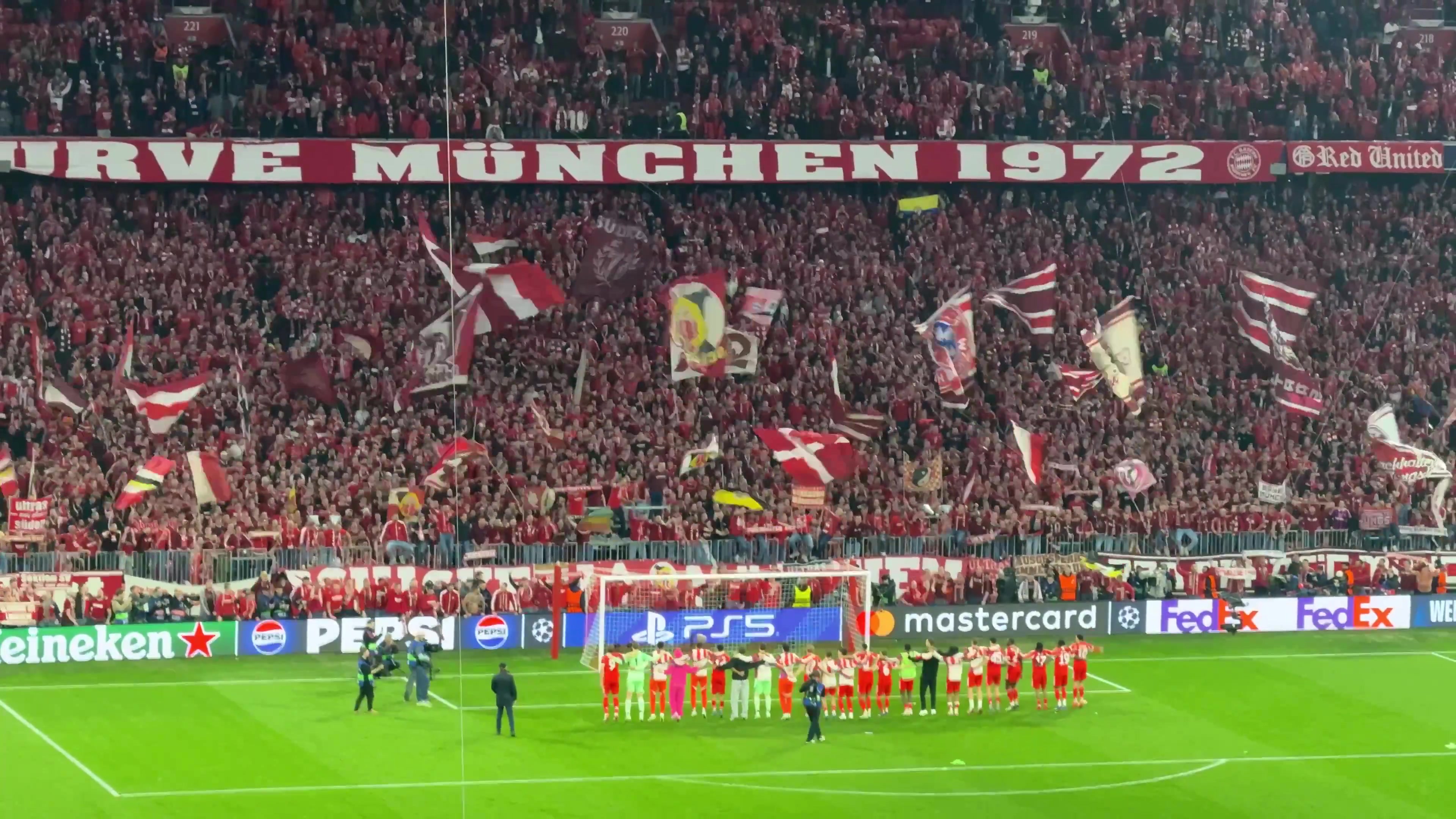 沸腾的安联球场拜仁众