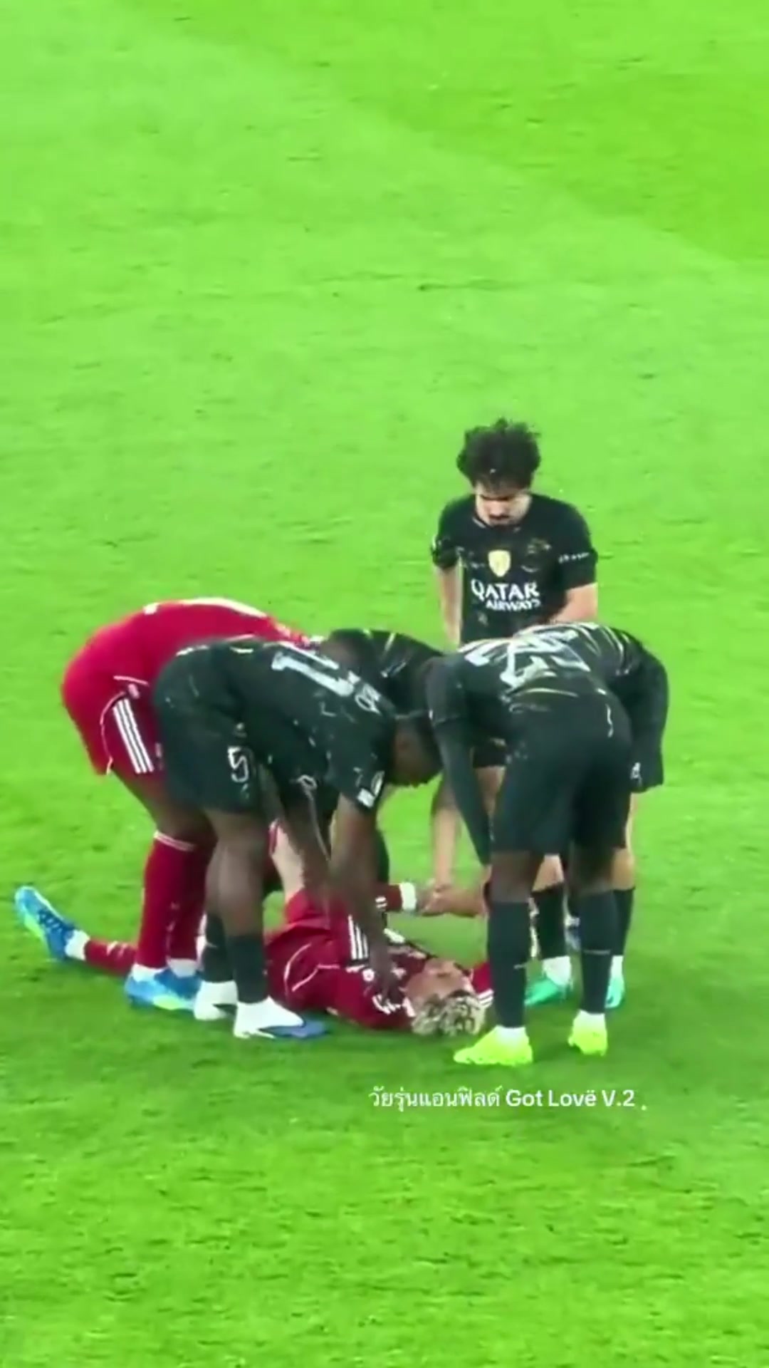 纯粹的体育精神巴黎球员们围住并安慰受伤的埃基蒂克