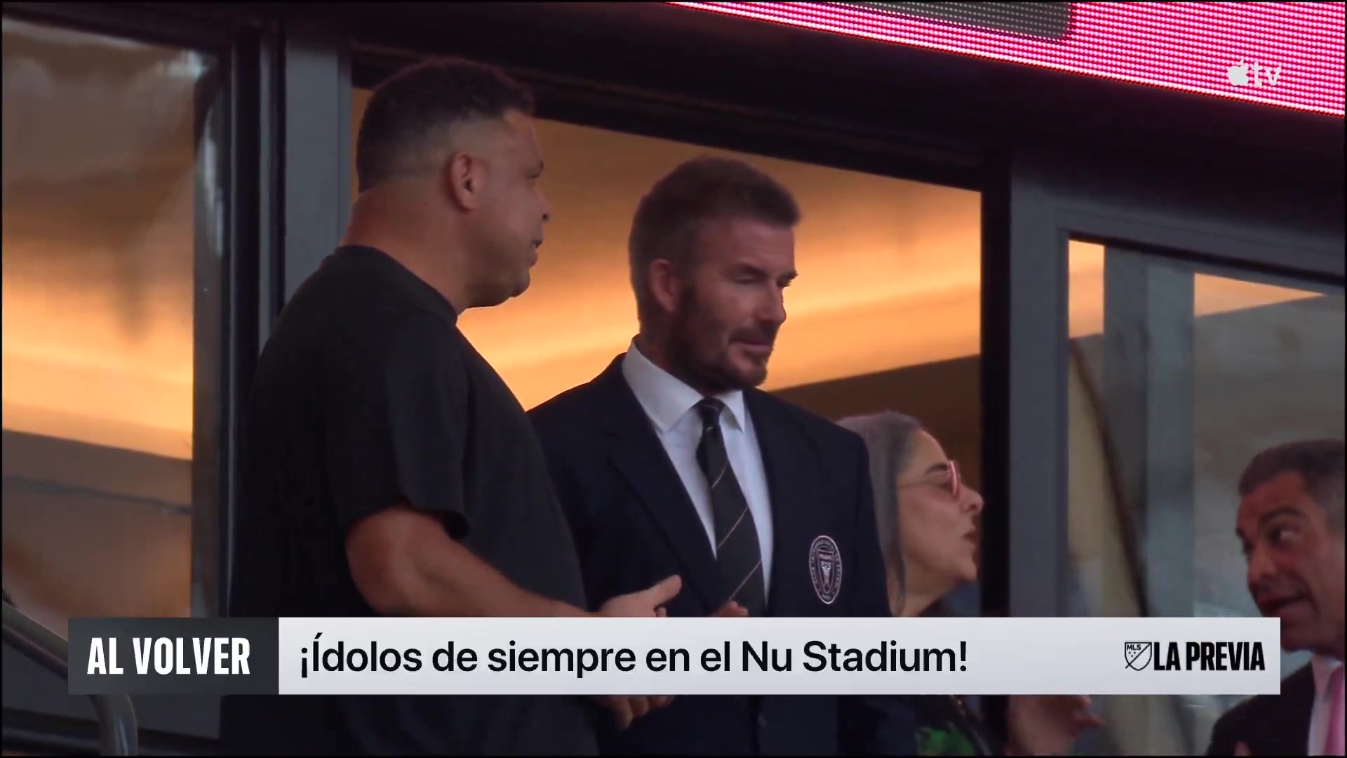 两位巨星罗纳尔多和贝克汉姆一起在新球场观看梅西的首秀