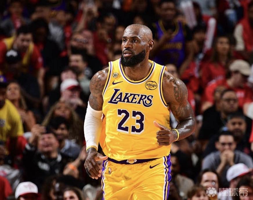 雷迪克：詹姆斯还有油，为高水平比赛准备身体方面他是终极典范