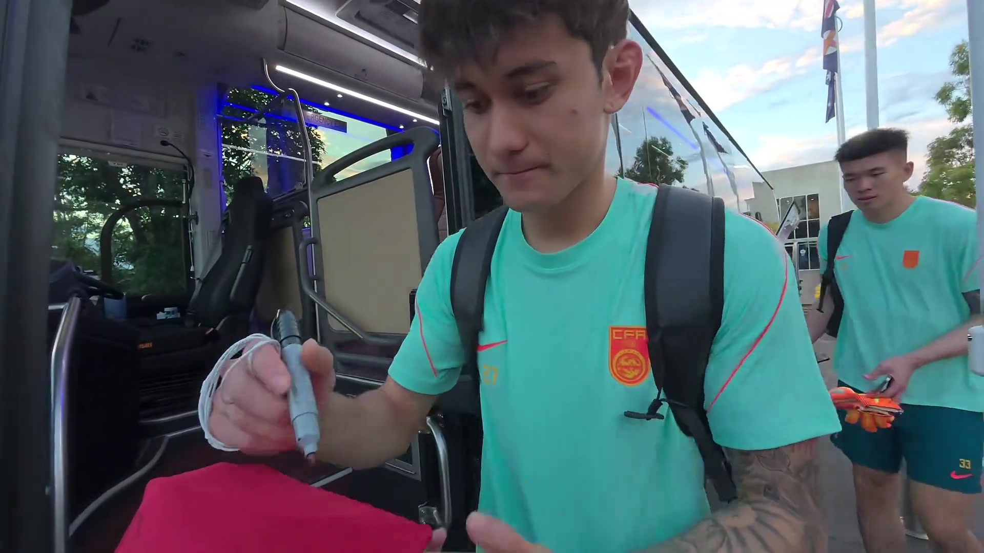 永远的主队球迷在澳大利亚守候国足要签名