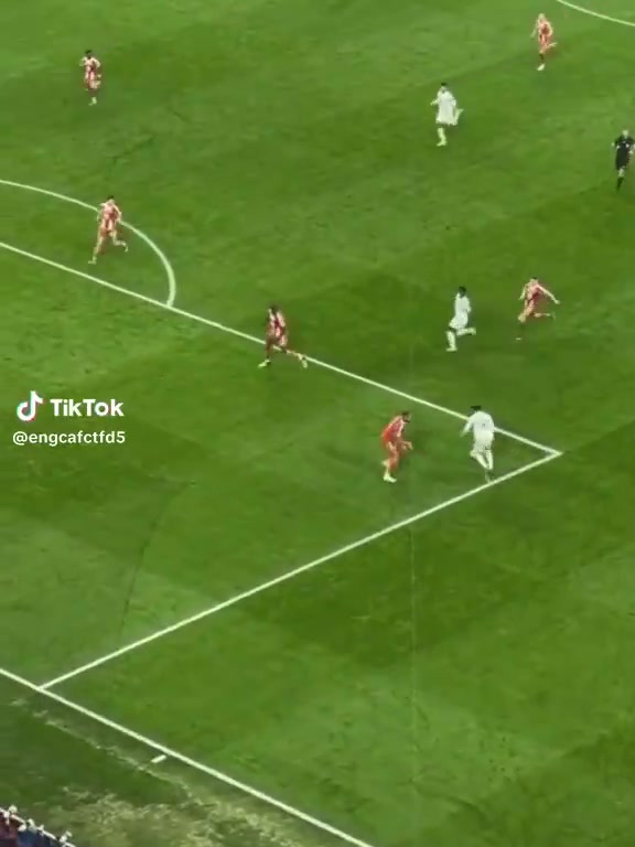 贝林厄姆很无奈姆巴佩传球给他没想到被维尼修斯截胡了