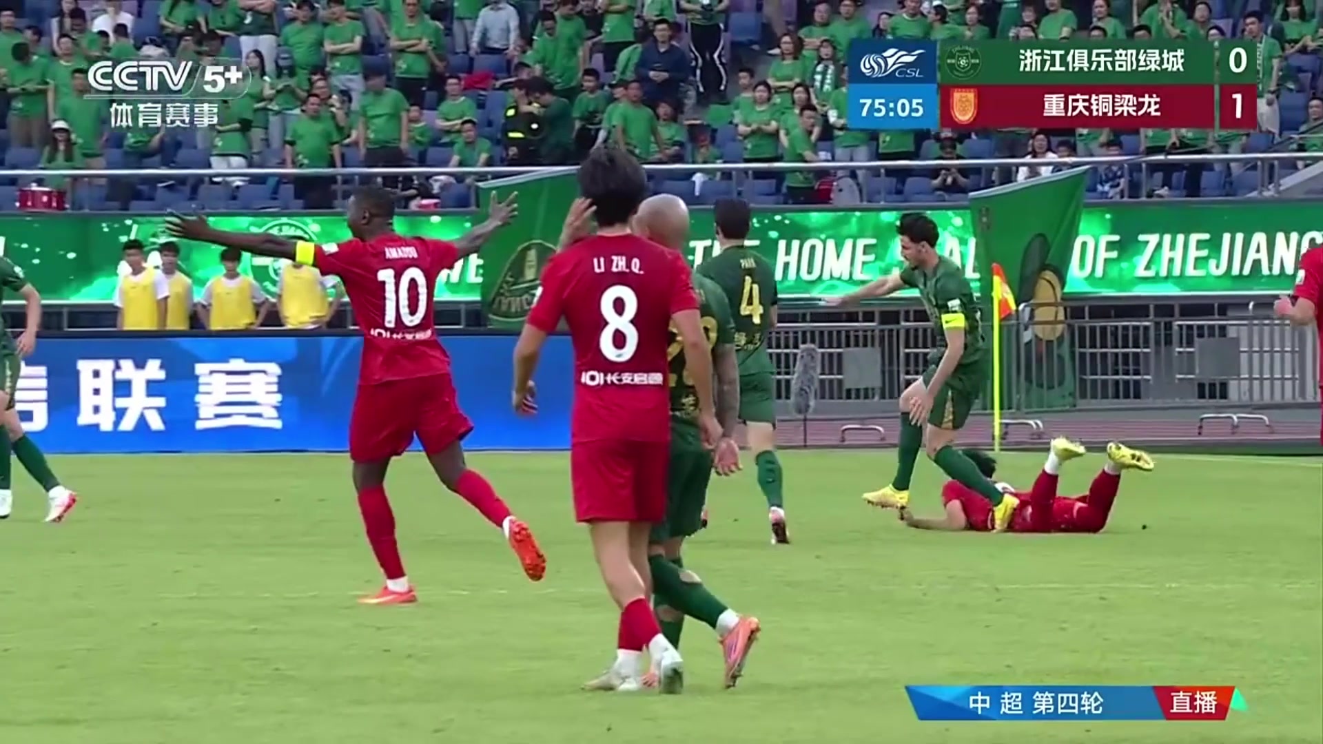 央视解说怒了连续发问视频裁判组在干什么这是红牌啊