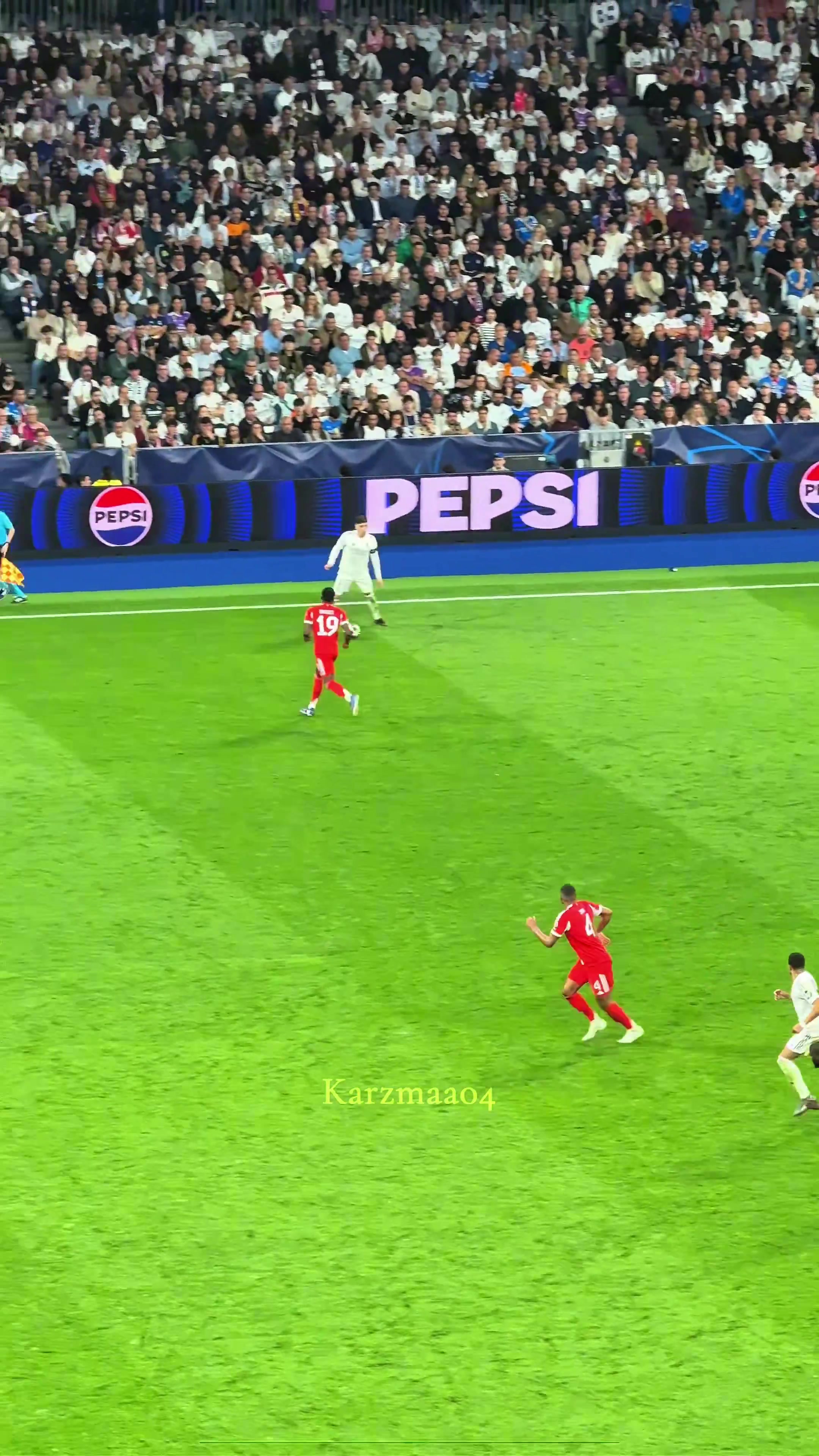 球迷实拍阿诺德助攻姆巴佩这球传的真是恰到好处